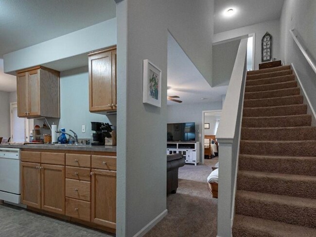 Building Photo - 3 bedroom 3 bath in Shawnee Heights