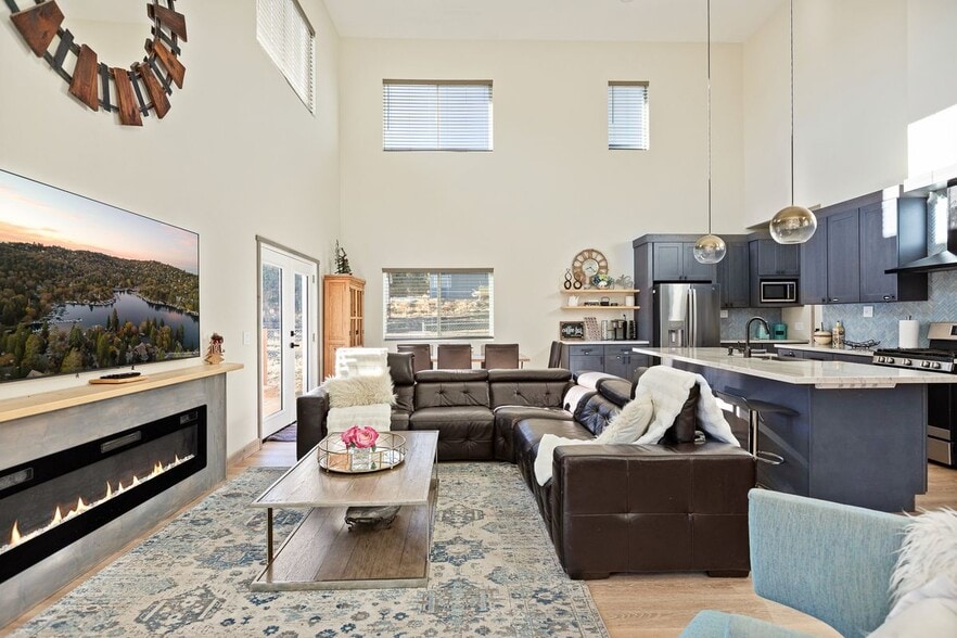 Building Photo - 1215 Valley View Dr