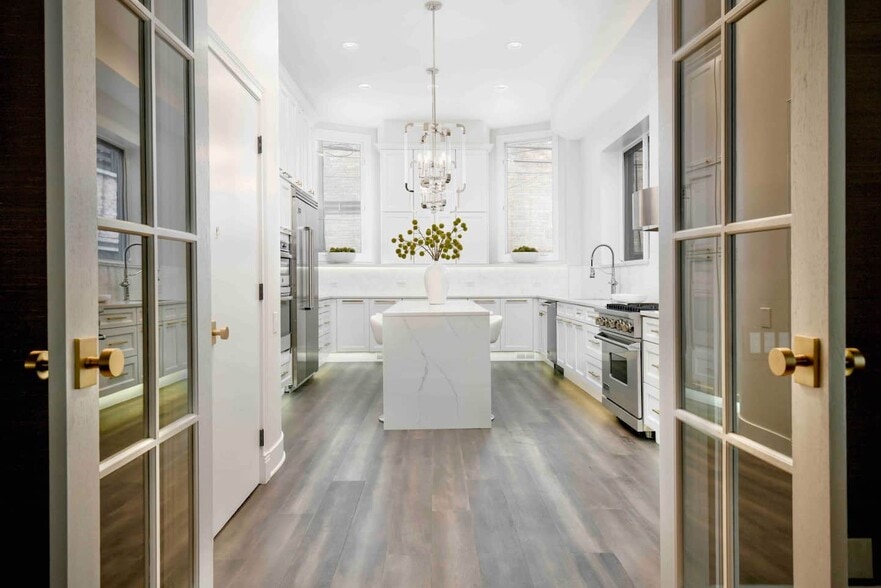 Building Photo - 32 E Bellevue Plz