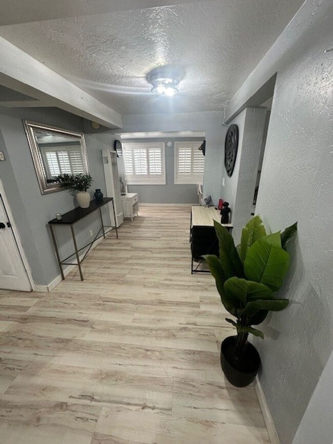 Building Photo - Nicely renovated 2Bd 2Ba house with large yard and pet friendly!! Available for a seasonal rental...