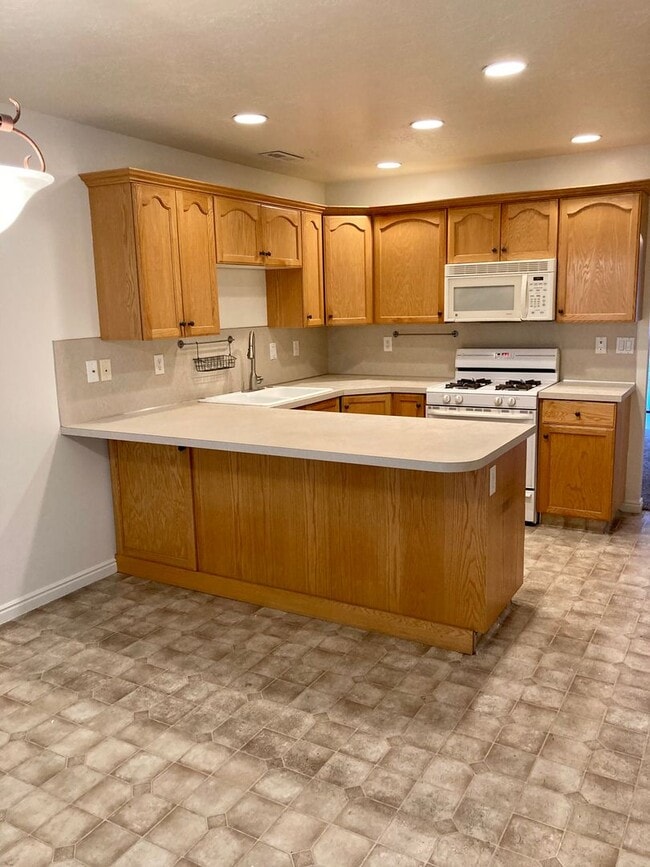 Building Photo - Beautiful North Ogden 2 bed 1.5 bath townhome with 1 Car Garage!!