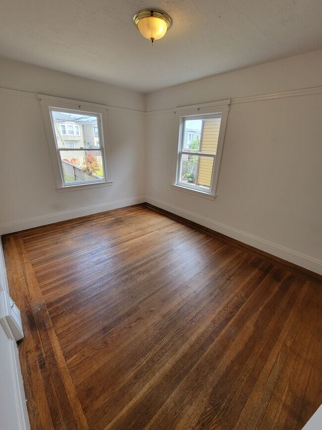 Building Photo - Jewel Of The Sunset! 3 bed/1 bath house ac...