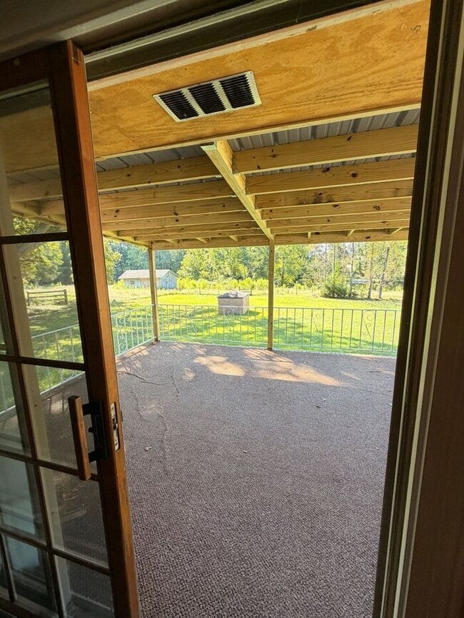 Building Photo - Home on 2.5 Acres in laurens!!