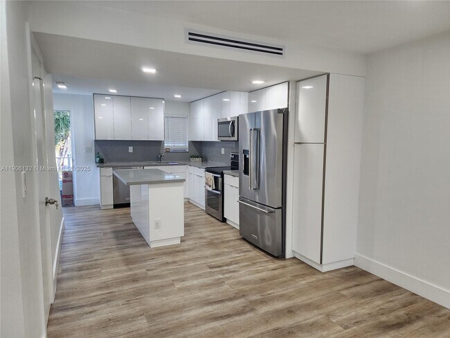 Primary Photo - 2750 W 76th St