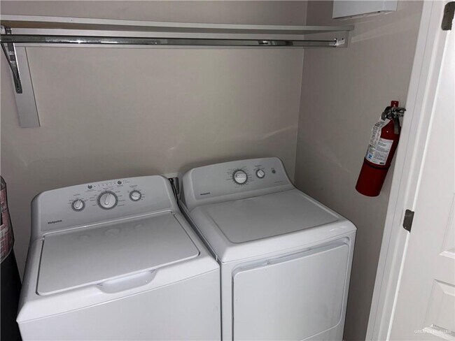 Building Photo - 16 Swallow Ave