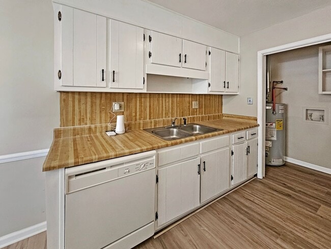 Building Photo - Recently Updated 2/2.5 Flat in Duplex Building