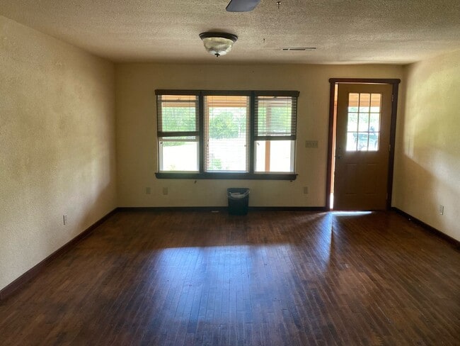 Building Photo - 3 Bedroom 1 Bathroom home. Available NOW!