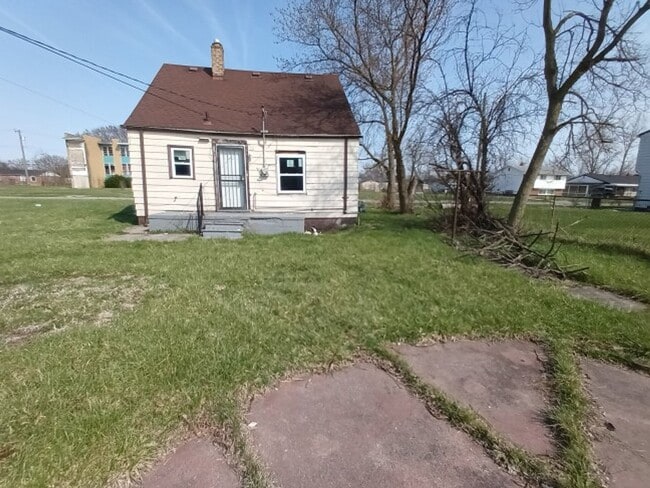 Building Photo - 4 bed/1bath bungalow! Now Available! $1250/mo