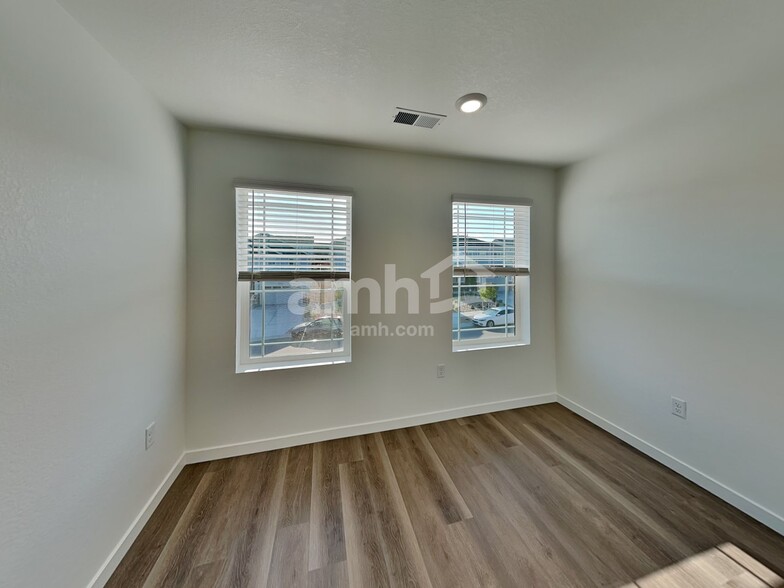 Building Photo - 26107 E Calhoun Pl