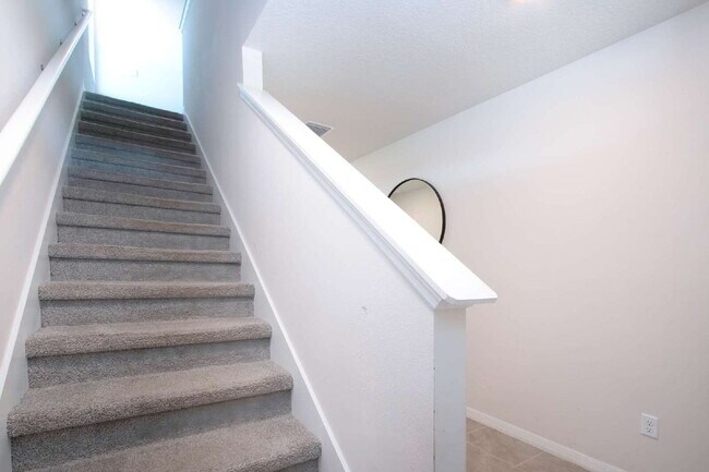 Building Photo - Spacious 5-Bed Retreat with Granite Elegance in Lakewood Ranch