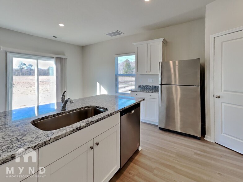 Building Photo - 65 New Villas St