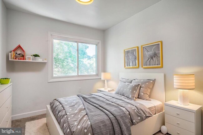 Building Photo - 1325 Barnaby Terrace SE