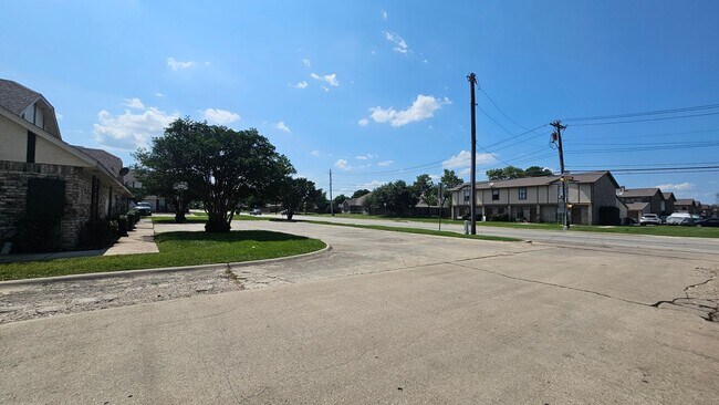 Building Photo - 544 E Windsor Dr
