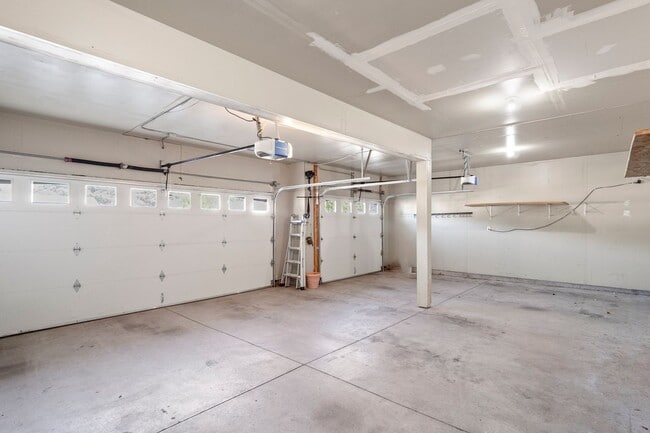 Building Photo - 4 bedroom 3 bath home with 3 car garage in Cheney