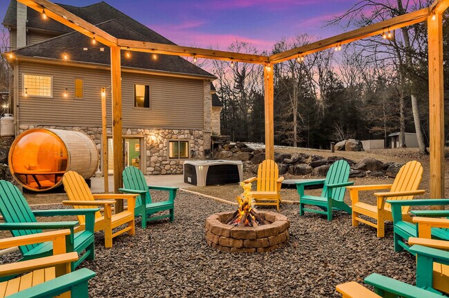 Building Photo - 1551 Wooded Acres Dr