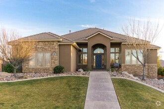 Building Photo - Stunning 7 Bedroom Home