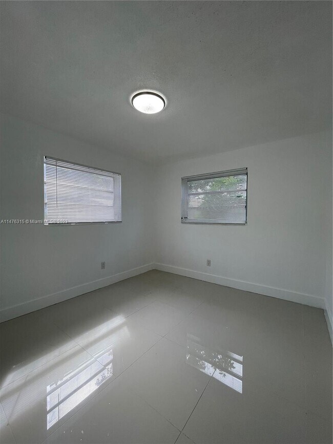 Building Photo - 552 NE 61st St