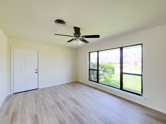 Building Photo - BEAUTIFUL REMODELED 4 BEDROOM 2 BATH HOME IN LAKE JACKSON, TEXAS