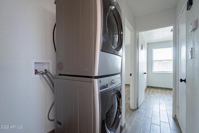 Building Photo - 37 E El Parque Dr