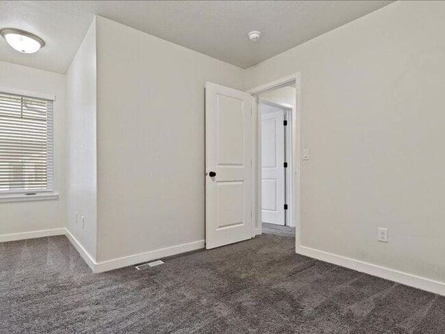 Building Photo - RIVERTON 3 BED, 2.5 BATH TOWNHOME