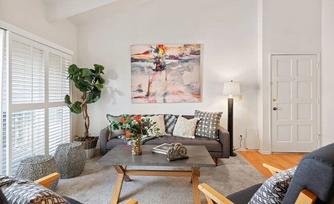 Building Photo - This sweet 1-BD, 1-BA condo is in the Sant...