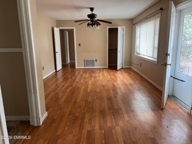 Building Photo - 107 Oak Ridge Dr