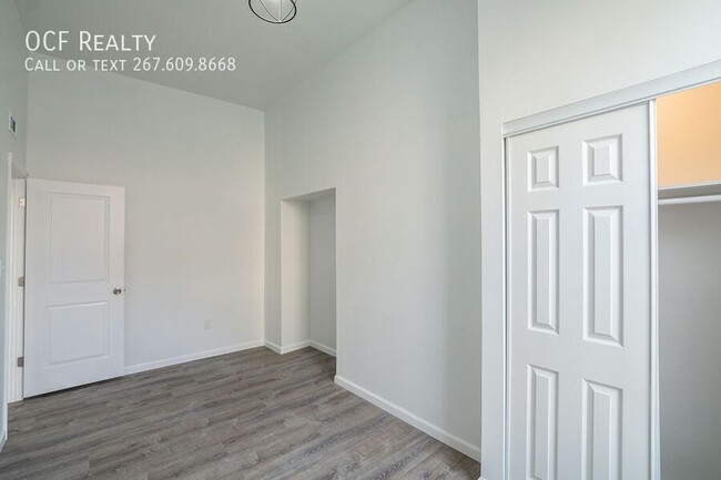 Building Photo - 1726 Pine St