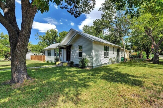 Building Photo - 1102 Hackberry St