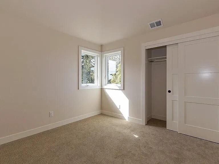 Building Photo - 764 Hillcrest Dr