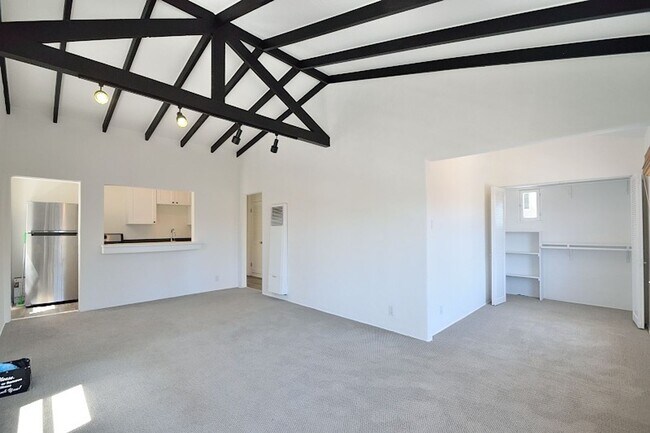 Building Photo - j421