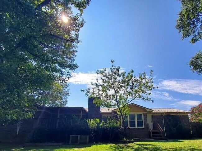 Building Photo - 504 Robin Ln