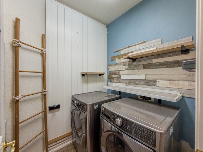 Building Photo - Fantastic. Three bedroom in Gilroy. Corner Lot