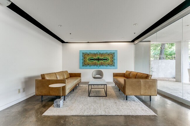 Building Photo - FANTASTIC 2-BEDROOM KING WILLIAM CONDOMINIUM
