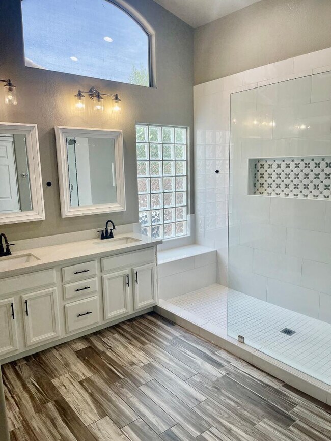 Building Photo - 1732 W Gary Dr