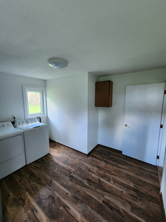 Large laundry/ storage room - 16251 Franklin Trl SE