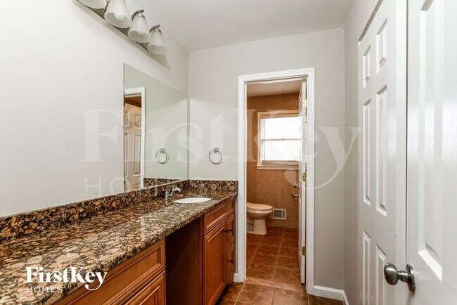 Building Photo - 2324 Sussex Court