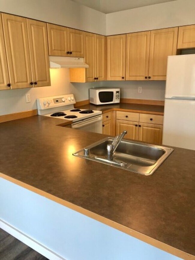 Building Photo - Vaulted Ceilings, Fireplace, LVP Flooring,...