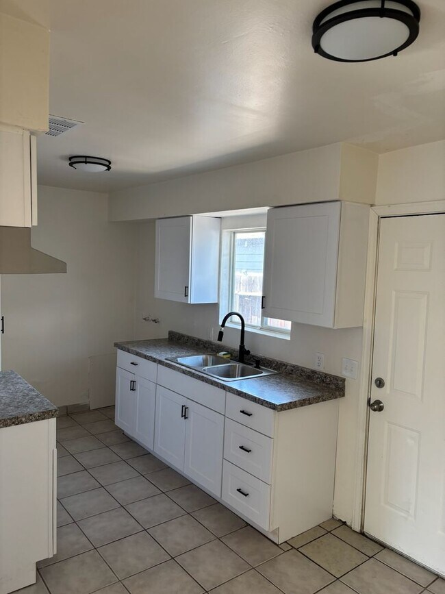 Building Photo - 605 El Tejon Ave