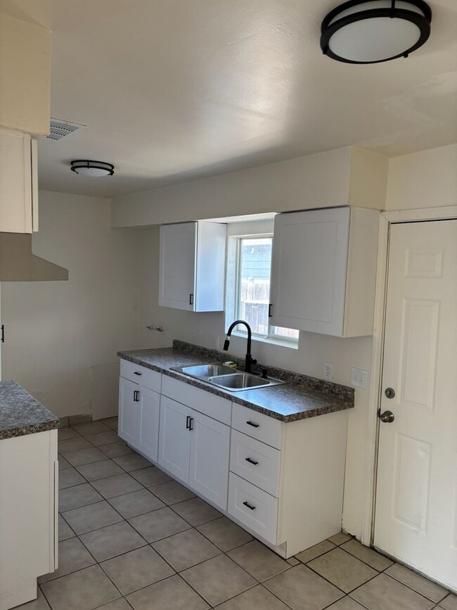 Building Photo - Move In ready Oildale 1 Bd 1 Ba