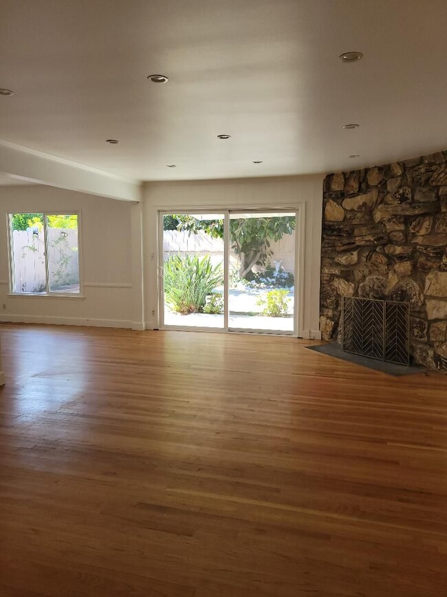 Building Photo - Charming 1950's Home in Encino, CA