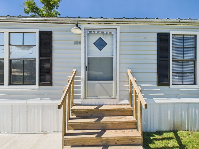 Building Photo - 3 Bedroom, 2 Bathroom Rental