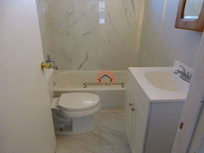Building Photo - Super Cute 2 bedroom 1 bath home.