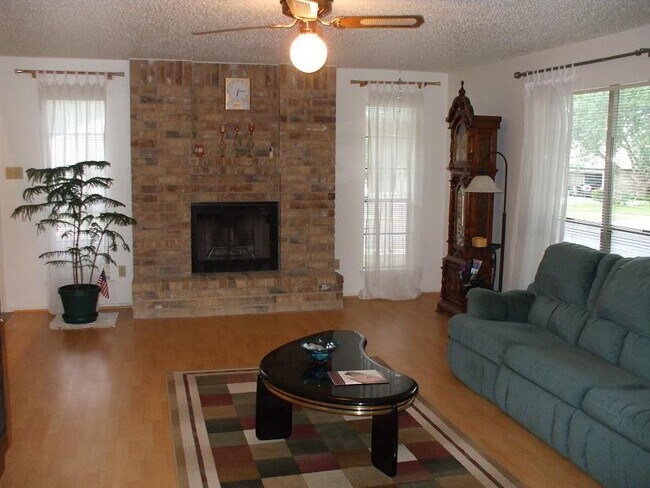 Building Photo - Beautiful home with 3 bedroom, 2.5 bath, g...