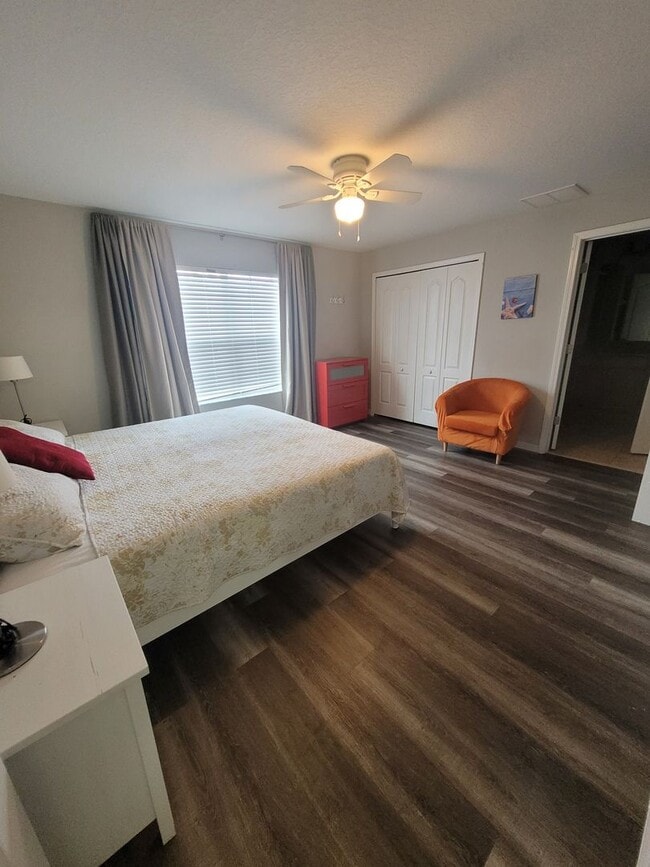 Building Photo - RENOVATED 4 bed 3 bath Completely FURNISHE...