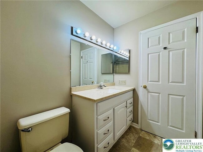 Building Photo - 102 Quaker Dr