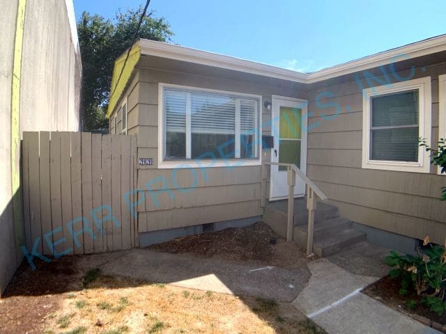 Building Photo - FREE RENT! Charming 2-Bed Duplex in Vibrant SE Portland – Cozy 660 Sq Ft Gem!