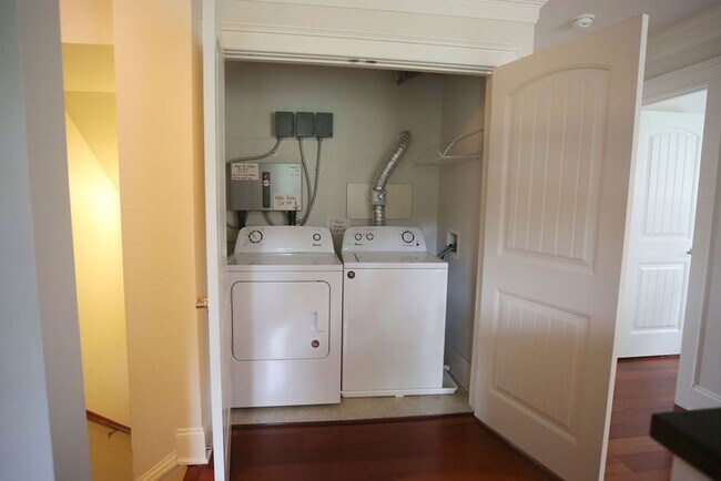 Building Photo - Available August 10th. Beautiful 3BR/2.5BA Townhome in Shelmore Village!