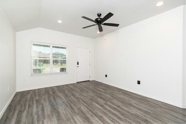 Building Photo - 527 Lost Trl