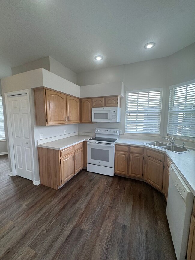 Building Photo - 3 BD / 2BA WATER VIEW CARRIAGE TOWNHOME