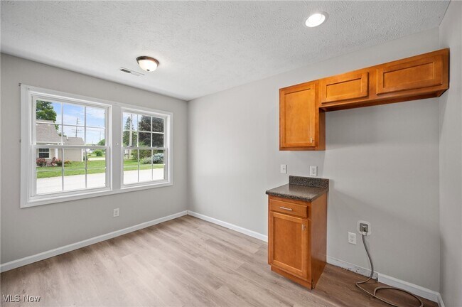 Building Photo - 3031 Logan Ln N